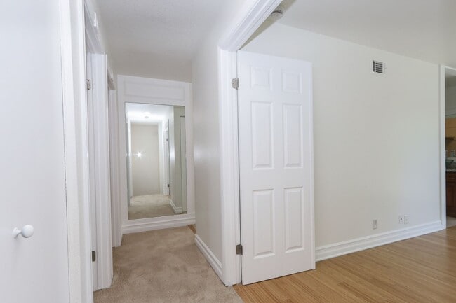 Building Photo - 3 Bed / 2.5 Bath light and spacious townho...