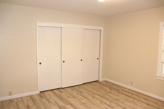 Building Photo - Single Family Home Centrally Located off H...