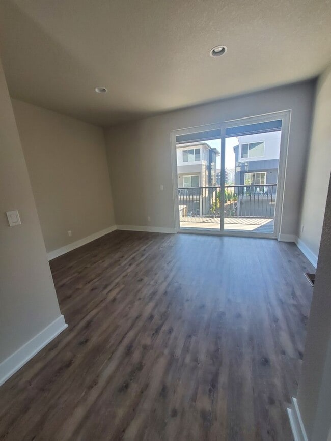 Building Photo - 3 Bedroom 3 Bath Townhouse 1st floor bed/bath