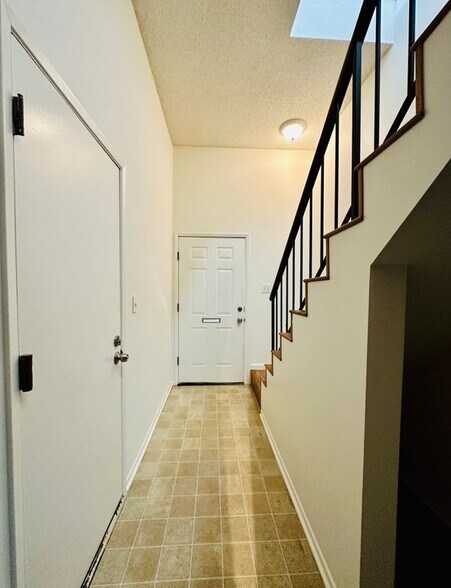 Building Photo - 28 20th Ct