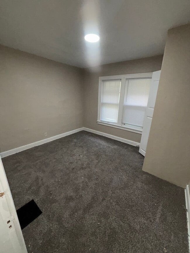 Building Photo - 2253 Summit St