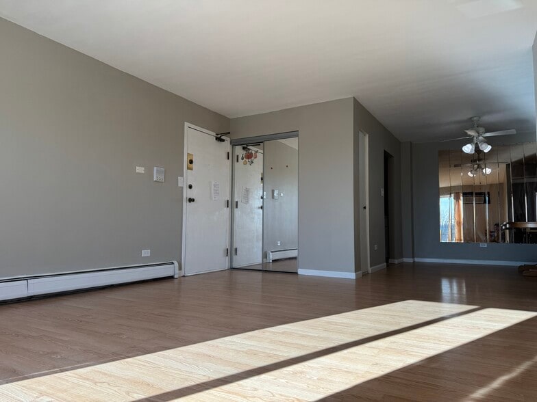 Building Photo - 252 Shorewood Dr