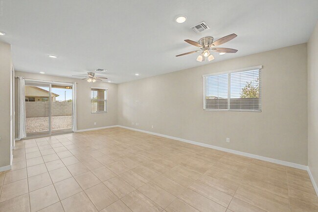 Building Photo - 4 bedroom 1 Story Home