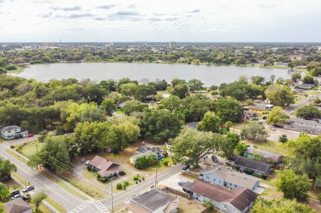 Building Photo - Beautifully Remodeled 3BR Duplex Near Parks, Schools & New Rec Center — Utilities Included. Secti...