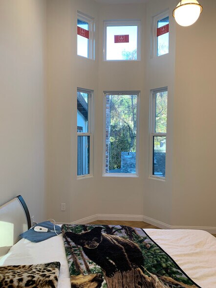 Building Photo - 220 Hiawatha Ave