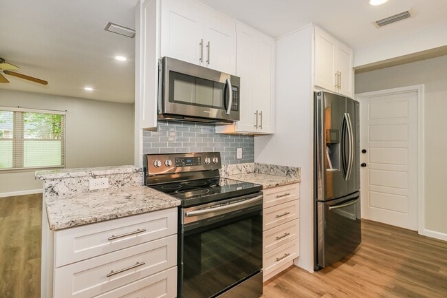 Building Photo - Between Beach & Bay – Gorgeous 3-Bed Coast...