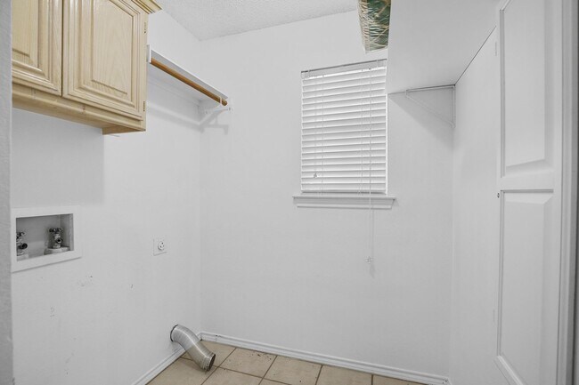 Building Photo - 3040 Flamingo Cir