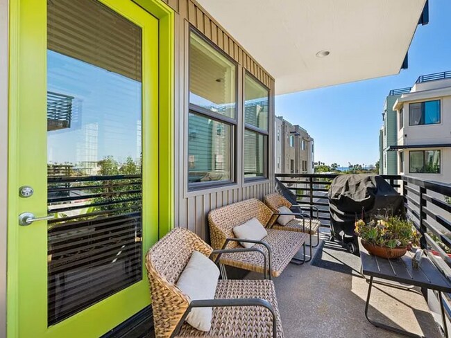 Building Photo - 1562- Vista del Mar Way