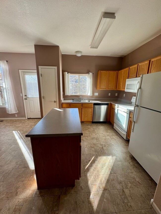 Building Photo - TWO BEDROOM TOWNHOME with AC