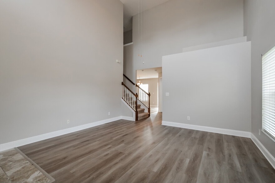 Building Photo - 1705 Southern Oak Loop