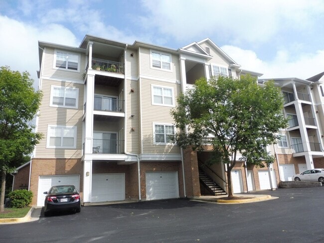 Building Photo - Private Ground Floor Condo in the Heart of Germantown