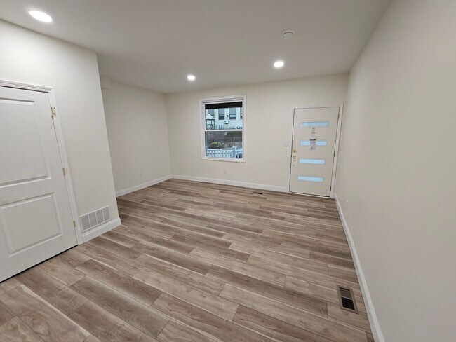 Building Photo - Amazing all new 4 bed 2.5 Bath House for rent!