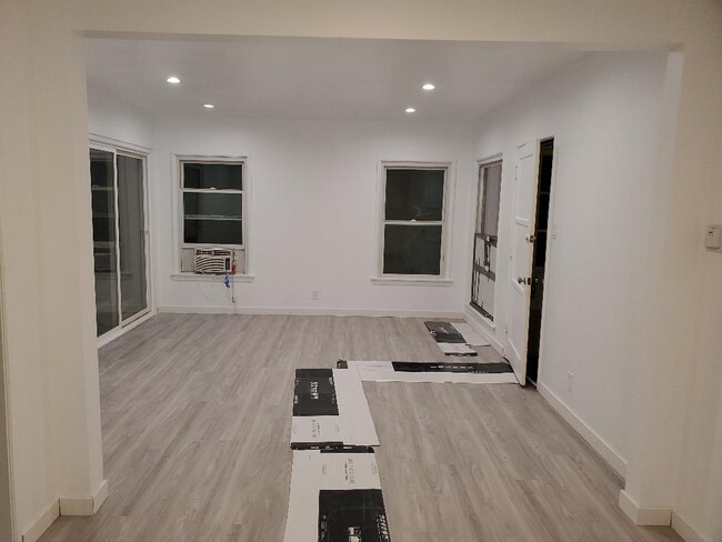 Building Photo - 952 W Glenoaks Blvd