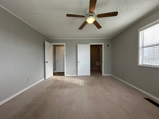 Building Photo - Beautiful 3 Bed / 2 Bath Two-Story Home