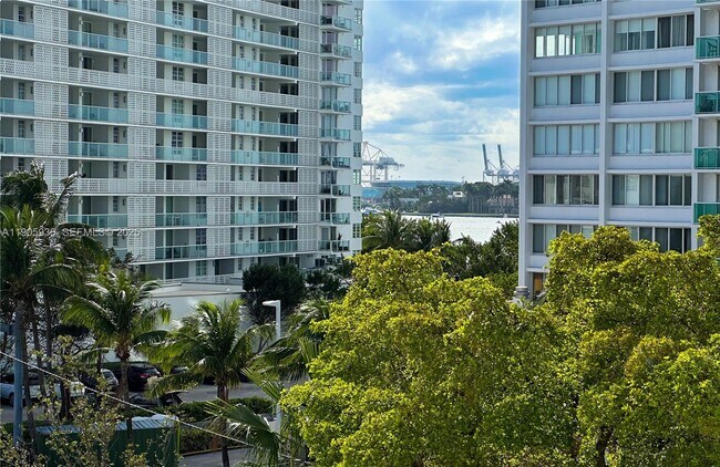 Building Photo - 1035 West Ave