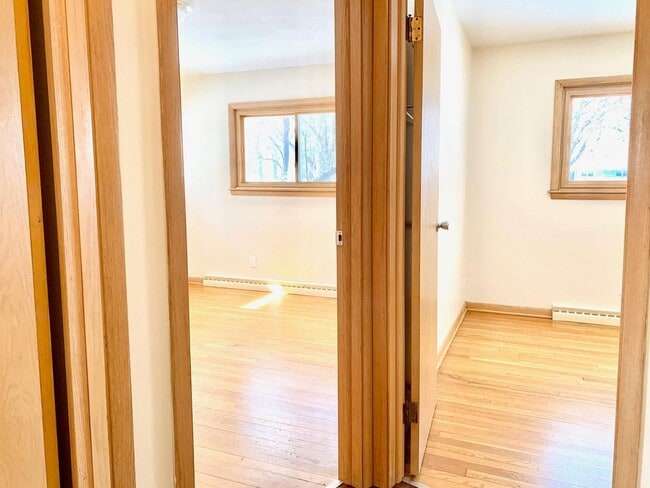 Building Photo - Lovely Mequon Ranch Home