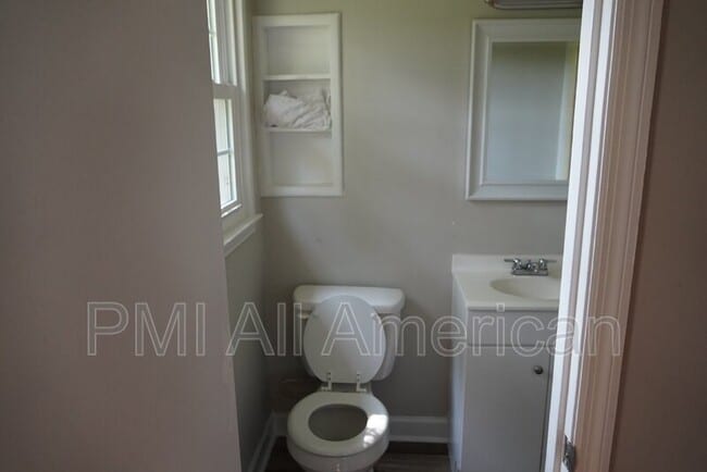 Building Photo - 622 Bedford Rd