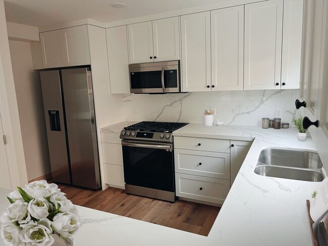 Building Photo - New & Updated 2 Bed / 1 Bath Lower Level Unit on Fire Mountain