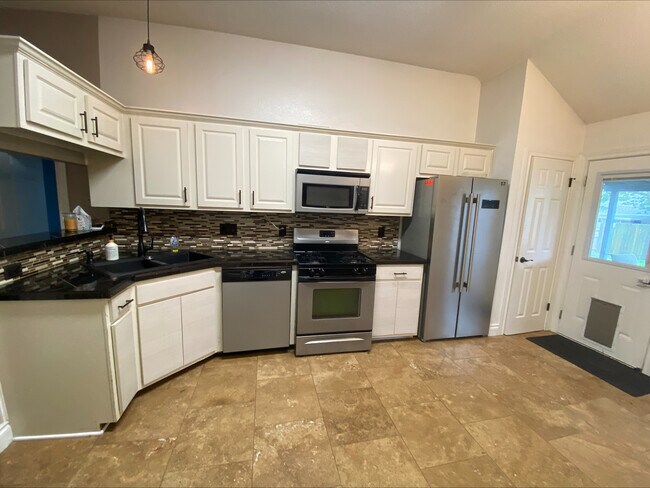 Building Photo - 702 Spring Hollow Dr