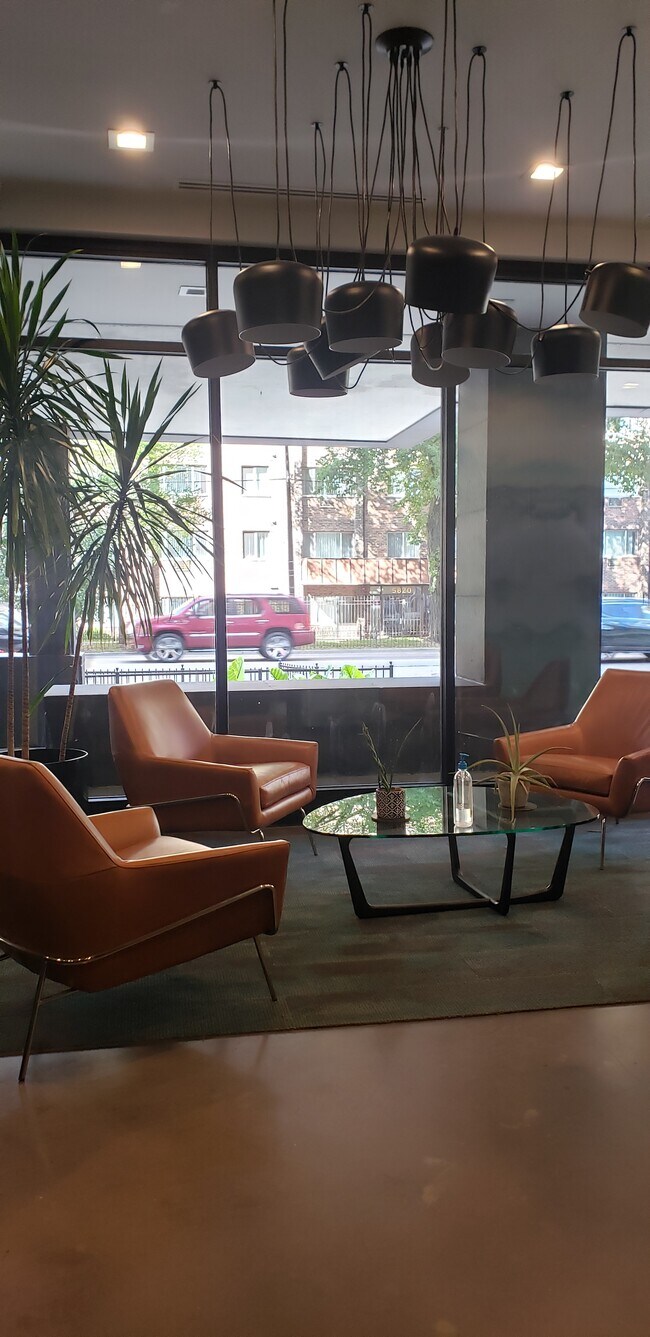 Building Photo - 5815 N Sheridan Rd