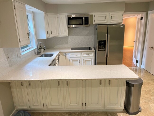 Building Photo - Luxury 5 bed, 3.5 bath with Pool!