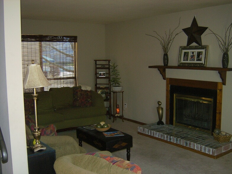 Building Photo - 361 Fox Village Ct