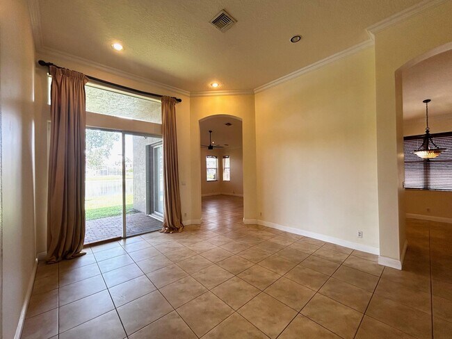Building Photo - 7458 Via Luria