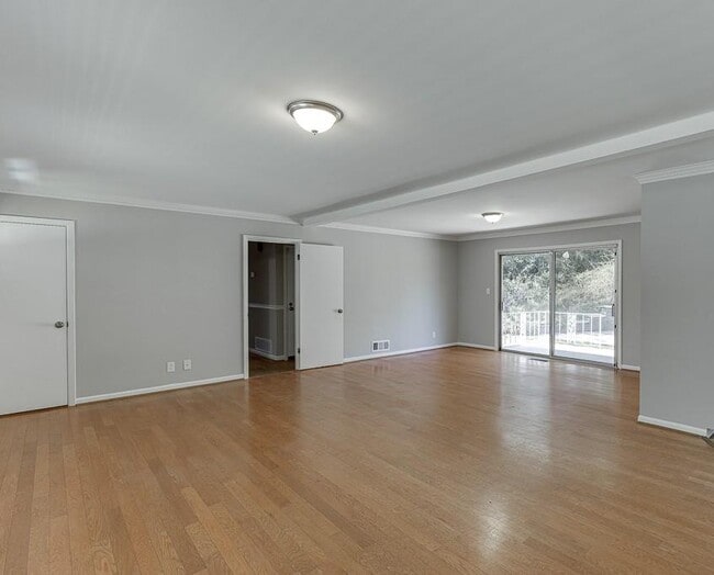 Building Photo - 1571 Folkstone Rd NE
