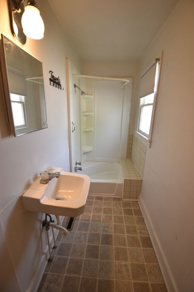 Building Photo - One Bedroom Unit in Greenfield with MOST u...