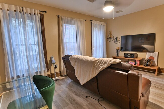 Building Photo - 119 Locust St