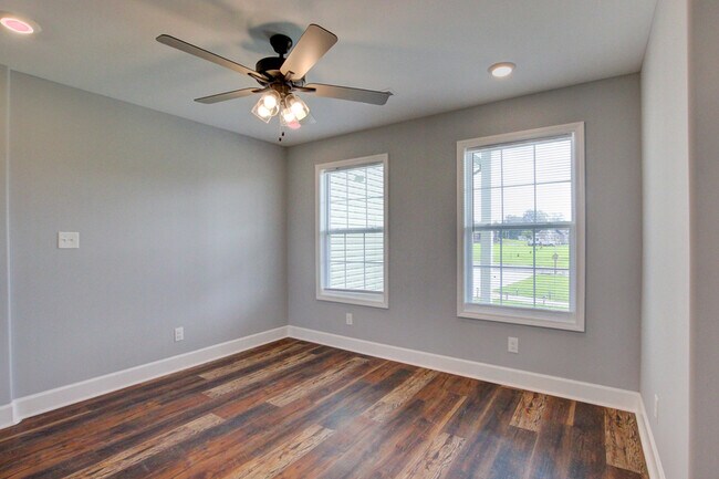Building Photo - 133 Riverbend Dr