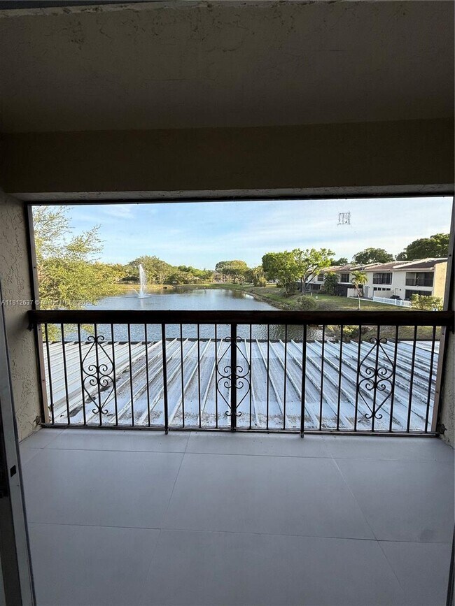 Building Photo - 14293 Kendale Lakes Cir