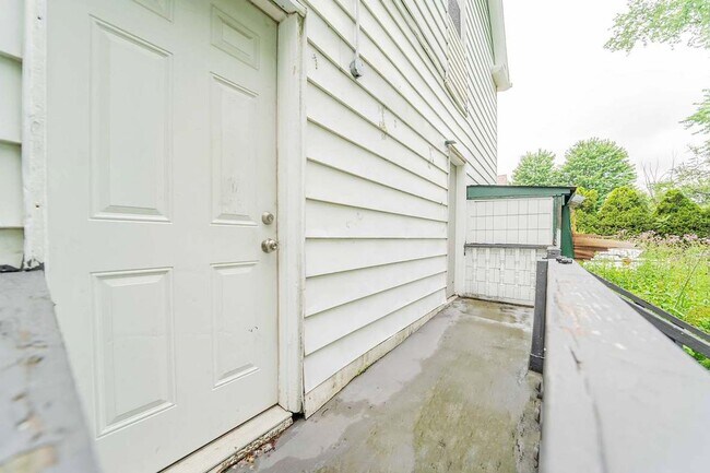 Building Photo - 4310 Daisy Ave
