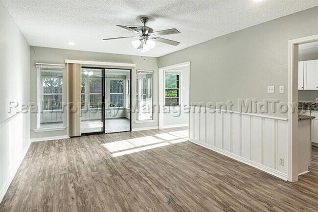 Building Photo - Charming home located in Ridglea North