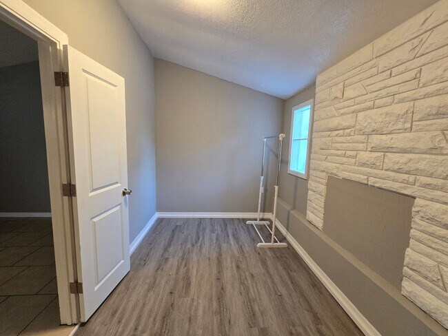 Building Photo - 2108 8th St