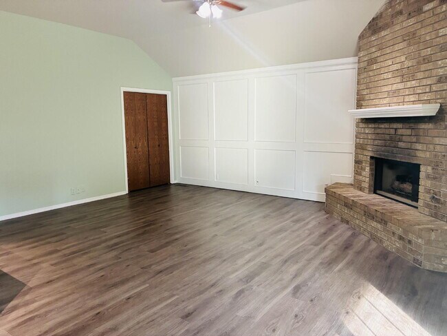 Building Photo - Beautiful Home in Westbury South Ready for Move-In!