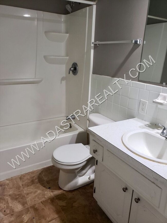 Building Photo - Very Nice 3 Bedroom/1 Bath Duplex in Olath...