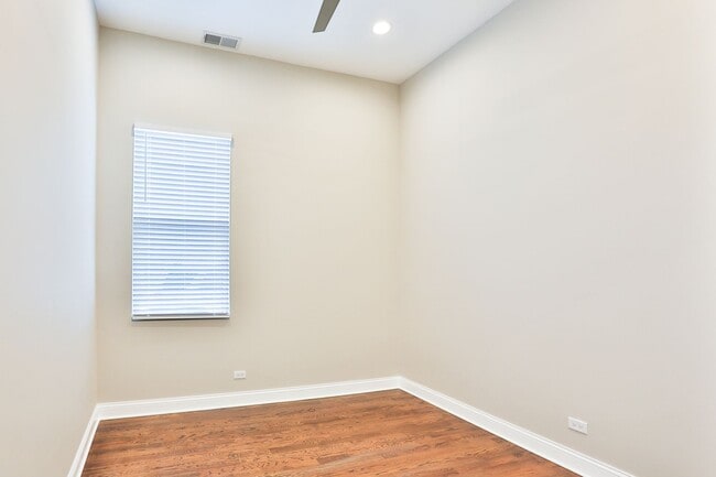 Building Photo - Gorgeous 2Bed/1bath in Logan Square! Condo Quality! In-Unit Laundry! Central Air! Stainless Steel!