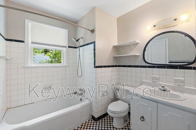 Building Photo - 2334 Redwood Dr