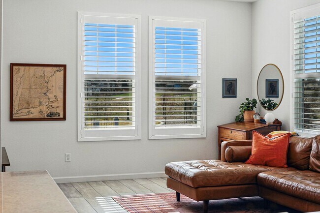 Building Photo - Spacious 3BR/3BA Townhome-Available NOW! $...