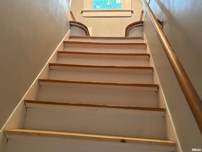 Building Photo - 125 2nd St