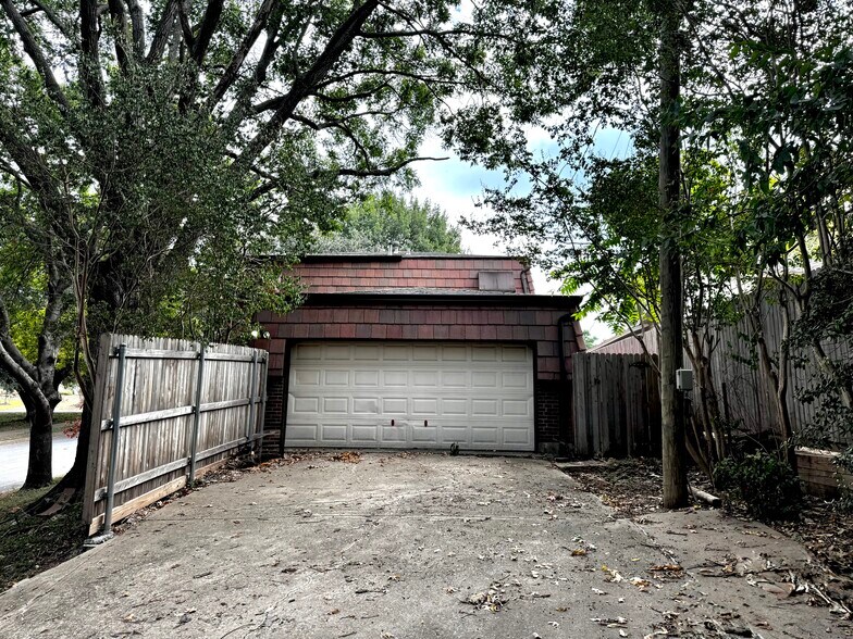 Building Photo - 2058 Owasso St
