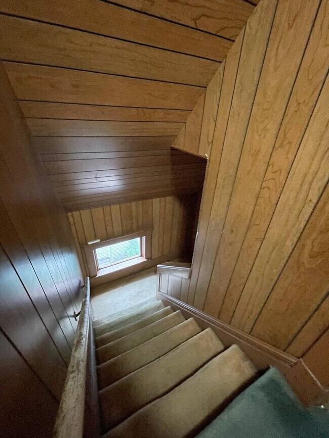 Building Photo - 7 Bedroom Close to Ross, Yost, and UM campus!