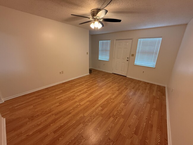 Building Photo - 537 Schneider Dr