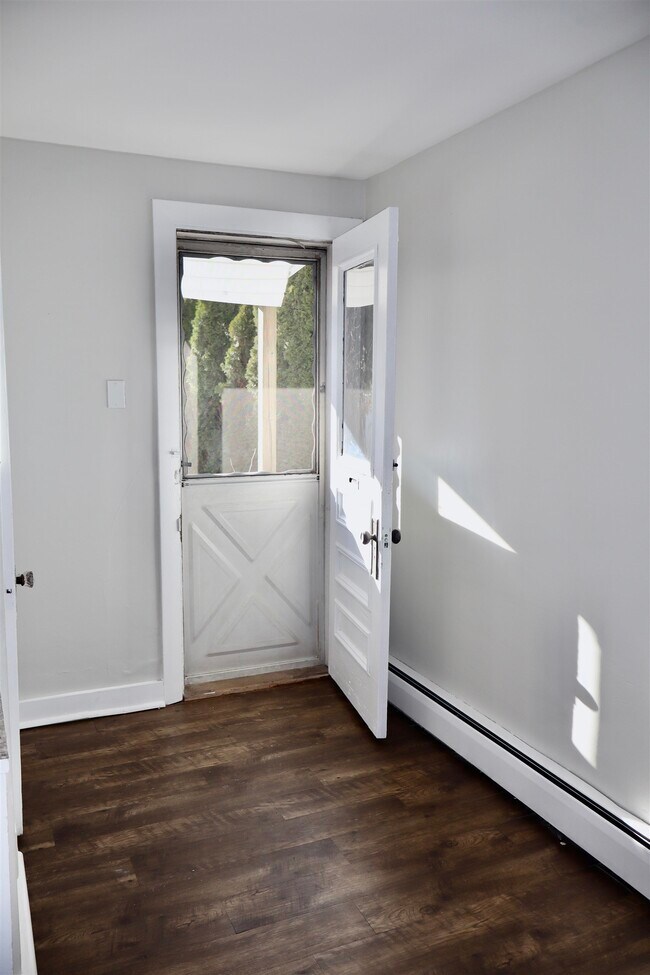 Building Photo - 39 Mead St