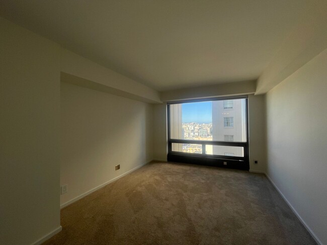 Building Photo - Spectacular 11th-Floor City View Condo w/ ...