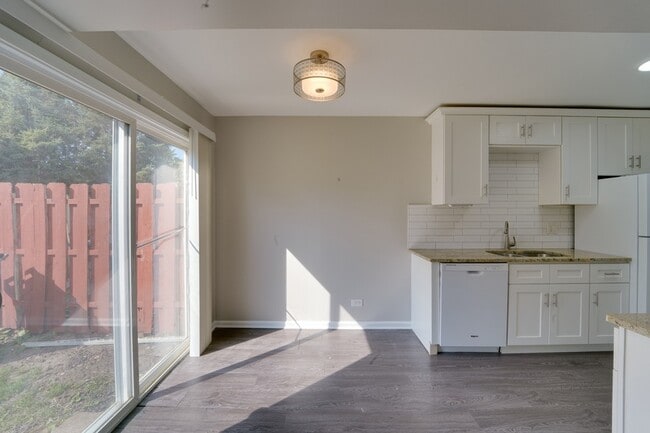 Building Photo - 1883 Jamestown Cir