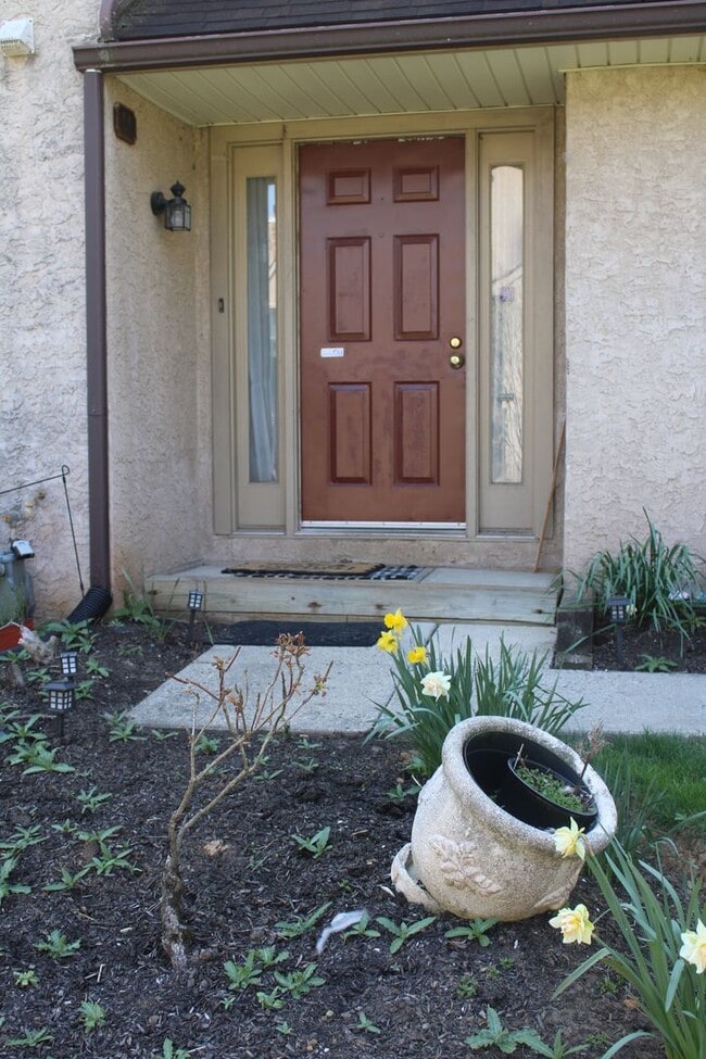 Building Photo - 3BR - WOODED VIEWS • FINISHED BASEMENT • BONUS LOFT • TE SCHOOL DISTRICT