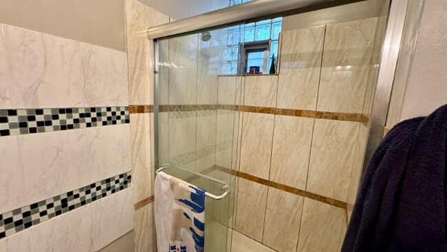 Building Photo - 1368 W Evergreen Ave