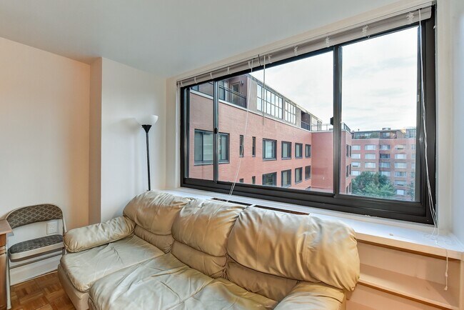 Building Photo - Spacious & Bright Unfurnished Studio for Rent